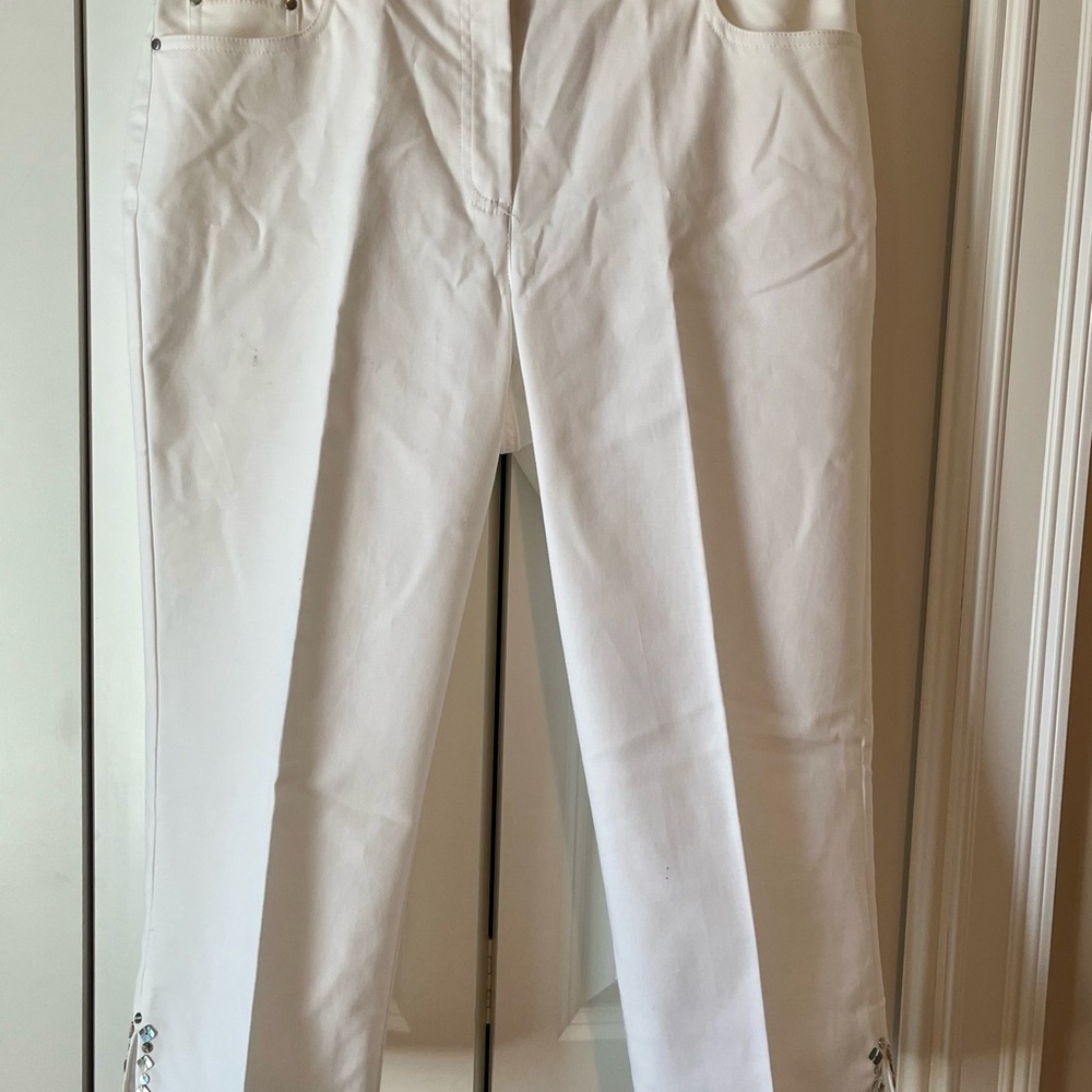 Ruby Rd. White Capris - Picture 2 of 6